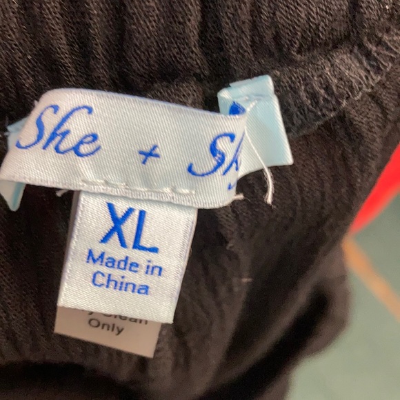 Black top w white embroidery. Size XL - Picture 3 of 3